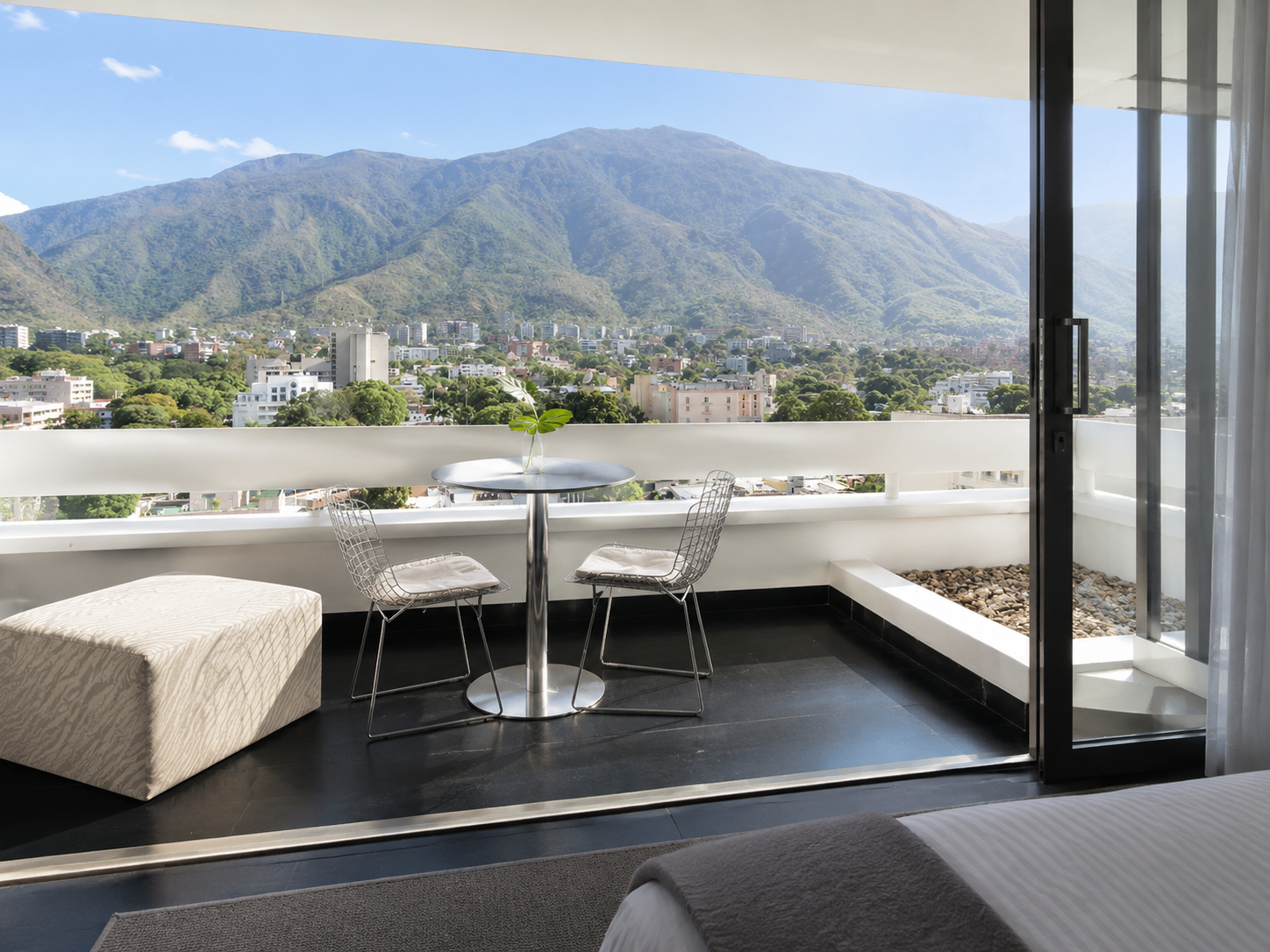 Terraza de suite con vista a la ciudad — THE VIP CARACAS