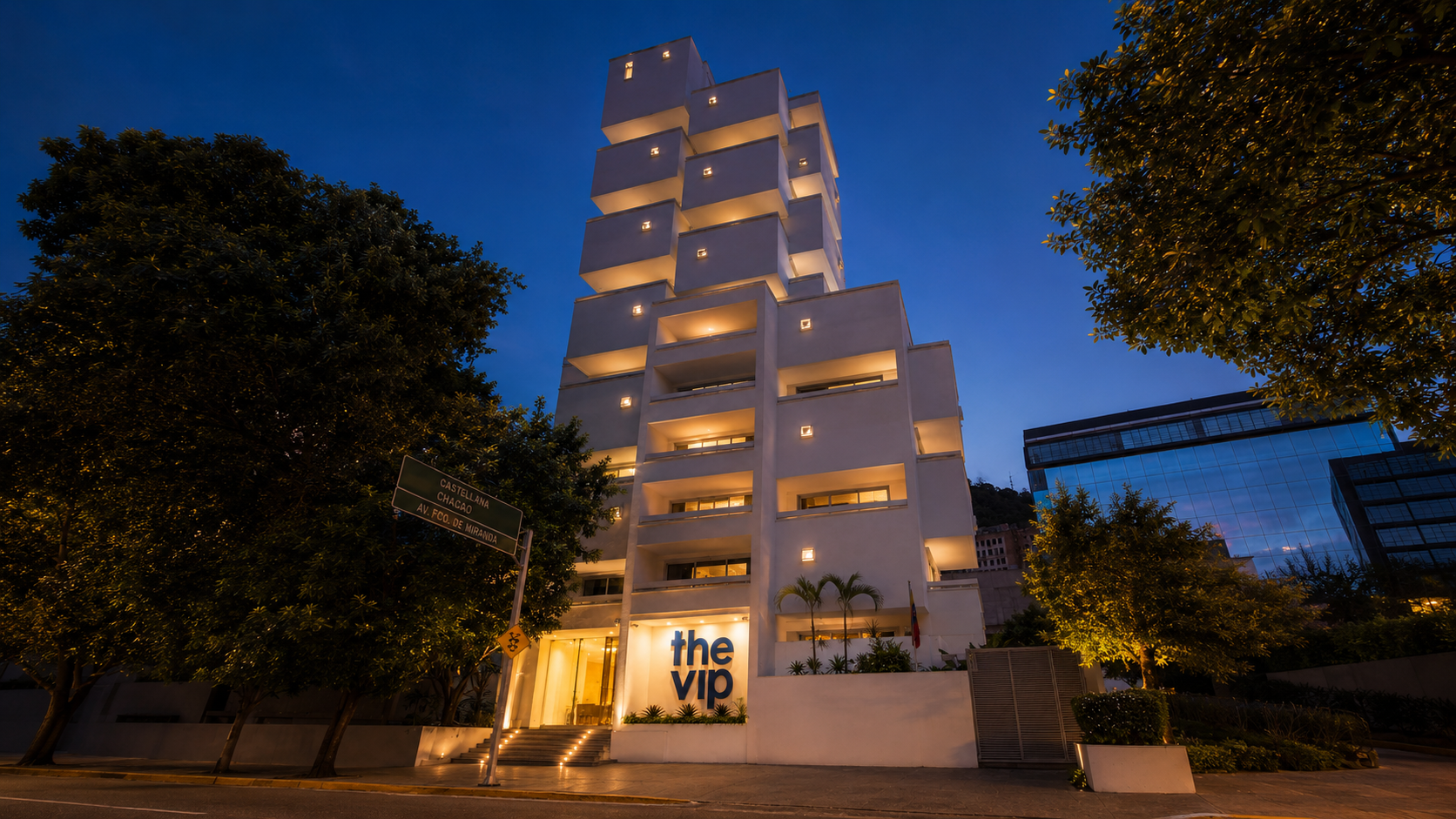 Fachada nocturna iluminada — THE VIP CARACAS