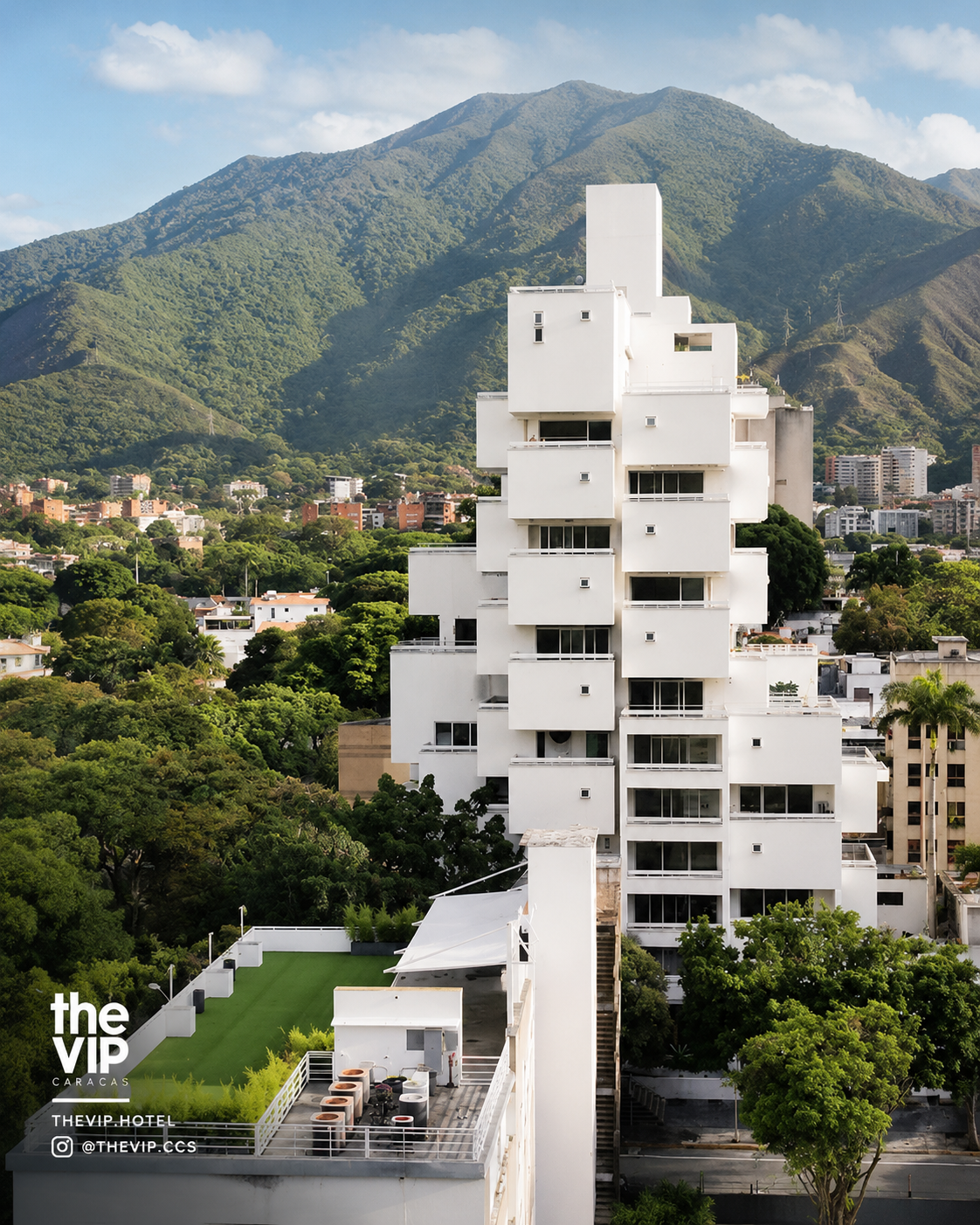 Edificio de THE VIP CARACAS y cerro El Ávila — Altamira