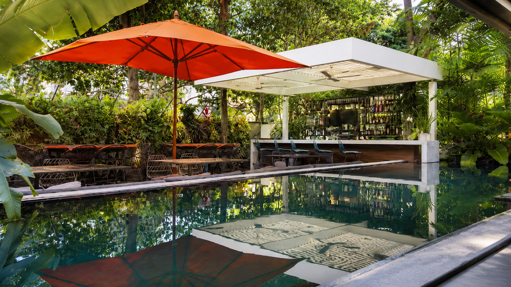 Piscina y Barra de la Piscina — THE VIP CARACAS